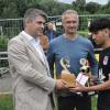 Mellrichstadts Bürgermeister Michael Kraus (links) und Ehrengast Christian Wück (Mitte) überreichten den Silberdistel-Cup an Armin Rasuli von der SG Barockstadt Fulda-Lehnerz.