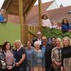 Alle SVE-Mitarbeiterinnen mit einigen SVE-Kindern, sowie Gabriele Arnd, Schulleitung (4. von links), Pfarrer Thomas Menzel (5.von links), Martin Link, Bürgermeister Stockheim (4.von rechts), Pfarrer Simon Dürr (3. von rechts) und Katharina Nöth, SVE Leitung (1.von rechts).