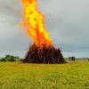Aufgrund des Starkregens blieb es bis zur letzten Minute spannend, ob das Feuer brennen wird. Aufgrund des Starkregens blieb es bis zur letzten Minute spannend, ob das Feuer brennen wird.