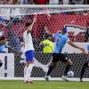 Uruguays Mathias Olivera (l) entscheidet mit seinem Tor das Aus der US-Mannschaft.