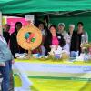 Auf dem Bauernmarkt in Schweinfurt präsentierten Teilnehmerinnen des Lehrgangs "Qualifizierung in der Hauswirtschaft" mit beispielhaften Kostproben, wie nachhaltige Ernährung umsetzbar ist.