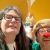 Auf dem Foto Pfarrerin Beate Hofmann-Landgraf (links) und Clownin Rosa Sonntag, alias Monika Haid (rechts).