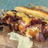 Das gebratene Entrecote wurde in feine Scheibchen geschnitten und bildet die Grundlage des Cheesesteaks.
