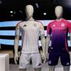 Die offiziellen Trikots der deutschen Fußball-Nationalmannschaft sind weiß und pink.