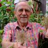 Egbert Kuhn aus Gollmuthhausen und seine besondere Gartenpflanze, vermutlich eine Wilde Möhre. Die leicht violett-rötliche Färbung dürfte aber eigentlich nicht sein, denn die Dolde blüht lehrbuchmäßig stets weiß bis auf einen dunklen Punkt in der Mitte.  