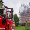 Seit dem frühen Morgen sind die Feuerwehrkräfte an dem historischen Gebäude im Einsatz.