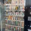 Ein Snack-Automat gegenüber der Realschule bietet Süßigkeiten, Energydrinks, Vapes und E-Zigaretten an.