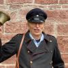 Bernd Schätzlein (62) ist ein wandelndes Geschichtsbuch und erzählt als Polizeidiener die Geschichte von Helmstadt und Holzkirchhausen.
