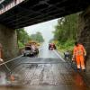 Nach dem Unfall am Dienstagabend in Stockheim wurde die Asphaltdecke der B 285 von Mitarbeitern der Straßenmeisterei abgefräst und neu gemacht. Die Ortsdurchfahrt ist im Bereich der Bahnbrücke bis Freitagnachmittag gesperrt.