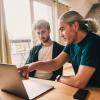 Die Vorsorge für den digitalen Nachlass umfasst nicht nur das Erstellen einer Liste mit Konten und Passwörtern, sondern auch die Bestimmung einer Vertrauensperson.