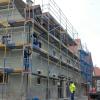 Ein eingerüstetes Haus im Sulzfelder Altort. Bis solche Projekte im Sinne aller Beteiligten planerisch gelöst sind, braucht es oft einen Spagat von Bauherren, Architekten und Gemeinderäten.