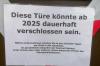 In Neuendorf wird mit drastischen Mitteln um Kandidaten für die Wahl einer neuen Kirchenverwaltung geworben: Ein Schild an der Kirche St. Sebastian warnt davor, dass die Kirchentüren 2025 geschlossen bleiben könnten. 