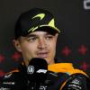 Der britische McLaren-Pilot Lando Norris spricht während einer Pressekonferenz.