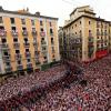 Eine begeisterte Menschenmenge feiert die Eröffnung des Sanfermín-Festes.