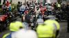 Motorradfahrer und Menschen mit Behinderung bereiten sich am Freitag (05.07.24) vor den Mainfränkischen Werkstätten in Würzburg auf ihre gemeinsame Tour vor. Seit 1989 treffen sich auf Initiative von Peter Schädel Biker und Menschen mit Handicap einmal im Jahr zu einer Motorradtour.