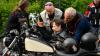 Motorradfahrer und Menschen mit Behinderung bereiten sich am Freitag (05.07.24) vor den Mainfränkischen Werkstätten in Würzburg auf ihre gemeinsame Tour vor. Seit 1989 treffen sich auf Initiative von Peter Schädel Biker und Menschen mit Handicap einmal im Jahr zu einer Motorradtour.