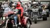 Motorradfahrer und Menschen mit Behinderung bereiten sich am Freitag (05.07.24) vor den Mainfränkischen Werkstätten in Würzburg auf ihre gemeinsame Tour vor. Seit 1989 treffen sich auf Initiative von Peter Schädel Biker und Menschen mit Handicap einmal im Jahr zu einer Motorradtour.