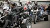 Motorradfahrer und Menschen mit Behinderung bereiten sich am Freitag (05.07.24) vor den Mainfränkischen Werkstätten in Würzburg auf ihre gemeinsame Tour vor. Seit 1989 treffen sich auf Initiative von Peter Schädel Biker und Menschen mit Handicap einmal im Jahr zu einer Motorradtour.