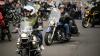 Motorradfahrer und Menschen mit Behinderung bereiten sich am Freitag (05.07.24) vor den Mainfränkischen Werkstätten in Würzburg auf ihre gemeinsame Tour vor. Seit 1989 treffen sich auf Initiative von Peter Schädel Biker und Menschen mit Handicap einmal im Jahr zu einer Motorradtour.