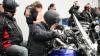 Motorradfahrer und Menschen mit Behinderung bereiten sich am Freitag (05.07.24) vor den Mainfränkischen Werkstätten in Würzburg auf ihre gemeinsame Tour vor. Seit 1989 treffen sich auf Initiative von Peter Schädel Biker und Menschen mit Handicap einmal im Jahr zu einer Motorradtour.
