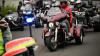 Motorradfahrer und Menschen mit Behinderung bereiten sich am Freitag (05.07.24) vor den Mainfränkischen Werkstätten in Würzburg auf ihre gemeinsame Tour vor. Seit 1989 treffen sich auf Initiative von Peter Schädel Biker und Menschen mit Handicap einmal im Jahr zu einer Motorradtour.