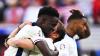 Cool geblieben: Englands Bukayo Saka (l) wird von Coach Southgate umarmt.