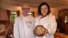 Brot-Botschafterin Dorothee Bär in einer Bäckerjacke bei der Übergabe von Heilwasserbrot durch Innungsobermeister Ullrich Amthor.