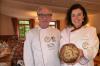 Brot-Botschafterin Dorothee Bär in einer Bäckerjacke bei der Übergabe von Heilwasserbrot durch Innungsobermeister Ullrich Amthor.