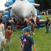Am Ende wurde der Hai zum Rollmops - und eingerollt: Das Familienfest im Fichtelsgarten war gut besucht, endete allerdings im Regen.