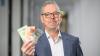 Professor Peter Bofinger erklärt Kindern, wie Geld geschaffen werden, aber auch wieder verschwinden kann.