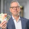 Professor Peter Bofinger erklärt Kindern, wie Geld geschaffen werden, aber auch wieder verschwinden kann.