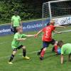 Der Stockheimer U9-Spieler Lias Leutbecher (rotes Trikot) ist gegen Bischofsheim nicht zu stoppen.