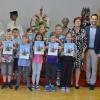 Alle Grund- und Mittelschülerinnen und –schüler erhielten ein Sonderheft zum 375. Friedensfest. Von links: Reichsschultheiß Bernhard Ludwig, Patrizia Wehner, Werner Heimrich. Von rechts: Sandra Boy, Andrea Orth, Bürgermeister Manuel Kneuer und Andrea Maier. Alle Grund- und Mittelschülerinnen und –schüler erhielten ein Sonderheft zum 375. Friedensfest. Von links: Reichsschultheiß Bernhard Ludwig, Patrizia Wehner, Werner Heimrich. Von rechts: Sandra Boy, Andrea Orth, Bürgermeister Manuel Kneuer und Andrea Maier.
