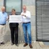 Robin McBride, erster Vorstand Internationales Gitarrenfestival, Kathrin Kieser, Filialleiterin der VR-Bank in Ochsenfurt und Wolfgang Kieser, Vorstandsmitglied des Internationales Gitarrenfestival bei der Spendenübergabe.