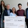 Bei der Spendenübergabe (von links): Erhard Frank, Catharina Kipping, Gunther Schunk (alle Vogel Stiftung Dr. Eckernkamp), Sigrid Kübert (Vogel Communications Group), César Redondo Alañón und Philip Tovote (Universitätsklinikum Würzburg) bei der Spendenübergabe