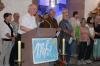 Klaus Simon (vorne) und die Gruppe "Mehr" bei ihrem Auftritt in der Kirche St. Peter und Paul.