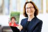 Die Regensburger Geschichtsprofessorin Daniela Neri-Ultsch mit einem druckfrischen Exemplar der von ihr geschriebenen Biografie über die frühere Landtagspräsidentin Barbara Stamm (CSU).