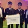 Die Raiffeisenbank Mainschleife – Steigerwald spendet an Feuerwehren der Region, die an Hochwassereinsätzen beteiligt waren, insgesamt 10.000 Euro. Bei der symbolischen Scheckübergabe (von links): Vorstandsvorsitzender Martin Weber, Björn Vollmuth, Vorsitzender der Feuerwehr Frankenwinheim, und Zweiter Kommandant Marcel Plettner, Aufsichtsratsvorsitzender Robert Menz, stellvertretender Vorstandsvorsitzender Volker Kreißl.