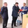Bürgermeister Wolfram Thein (rechts) übergibt symbolisch den Schlüssel für das neue Feuerwehrauto an den ersten Kommandanten Andrè Grüner und seinem Vertreter, Hannes Hutschgau. Bürgermeister Wolfram Thein (rechts) übergibt symbolisch den Schlüssel für das neue Feuerwehrauto an den ersten Kommandanten Andrè Grüner und seinem Vertreter, Hannes Hutschgau.