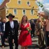 In Kluft nahm der Gaukönigshöfer Zimmermeister Andreas Angly mit seiner frisch angetrauten Judith zahlreiche Glückwünsche entgegen