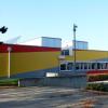 Die Grundschule nach Sanierung in 2011 mit Farbgestaltung von Renate Gresser.