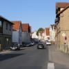 Im Zuge der Kanal- und Straßensanierung in der Sander Ortsdurchfahrt ist angedacht, an manchen Stellen auch die Straßenbreite zugunsten der Gehwege zu reduzieren.