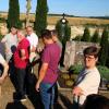 Vor ihrer Sitzung am Montag inspizierten die Mitglieder des Sulzheimer Gemeinderats den Friedhof am Ortsrand von Sulzheim. Dort sind die Wege nicht mehr schön und sollen kostengünstig erneuert werden.