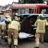 Das Autodach teilweise entfernt und zur Seite geklappt: Nur so war die Rettung des "Verunglückten" bei der Schauübung der Hofheimer Feuerwehr möglich.