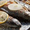 Vom Grillfest kaum wegzudenken: Doch Aluminium aus Bratschalen kann in säure- oder salzhaltige Lebensmittel übergehen - und dann beim Essen in unseren Körper gelangen.