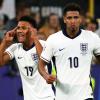 Englands Ollie Watkins (l) jubelt mit Teamkollege Jude Bellingham über seinen Treffer zum 2:1 gegen die Niederlande.
