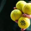 Sechs Tennisbälle kursieren in den Matches auf einem Platz - sei es im Ballwechsel, in der Hosentasche eines Spielers oder den Händen der Ballkinder.