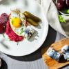 Labskaus: Das traditionelle Seemannsgericht aus Kartoffeln, Corned Beef, Roter Bete und Fisch, wird durch Rollmöpse, Gurken und Spiegelei ergänzt, zum Geschmackserlebnis.
