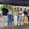 Die anwesenden Jubilare versammelten sich zusammen mit dem ersten Vorsitzenden Christoph Weißhaar für ein gemeinsames Foto auf der Bühne. 