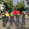 Polizisten sperren den Tatort ab - ein Mann ist in Berlin-Gesundbrunnen durch einen Messerstich in den Bauch getötet worden.